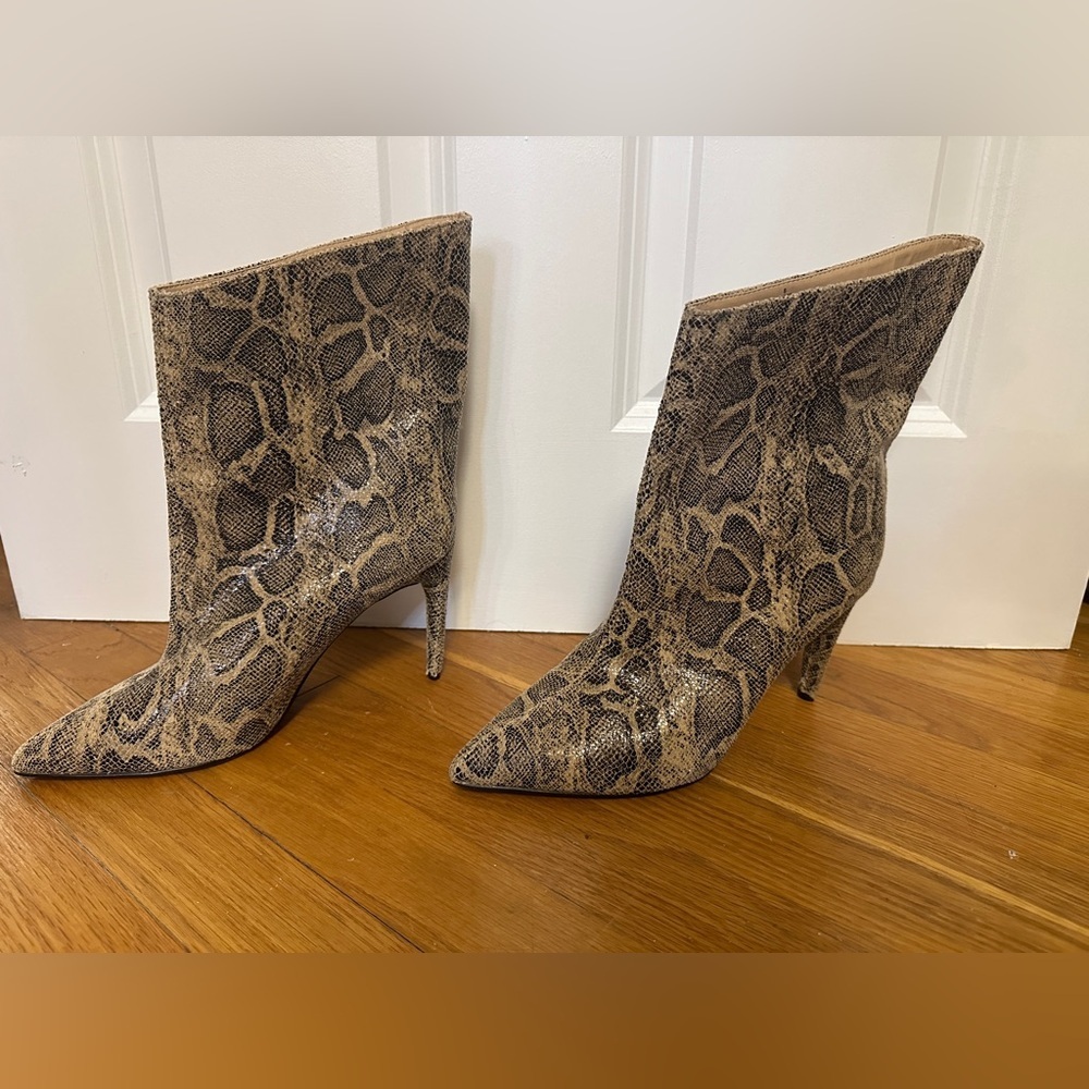 Express Snakeskin Textured Asymmetrical 3 1/4" Heel Booties Size 8 - Picture 2 of 9
